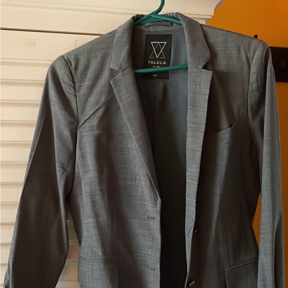 Aritzia blazer barely worn, size 6 - Picture 2 of 3
